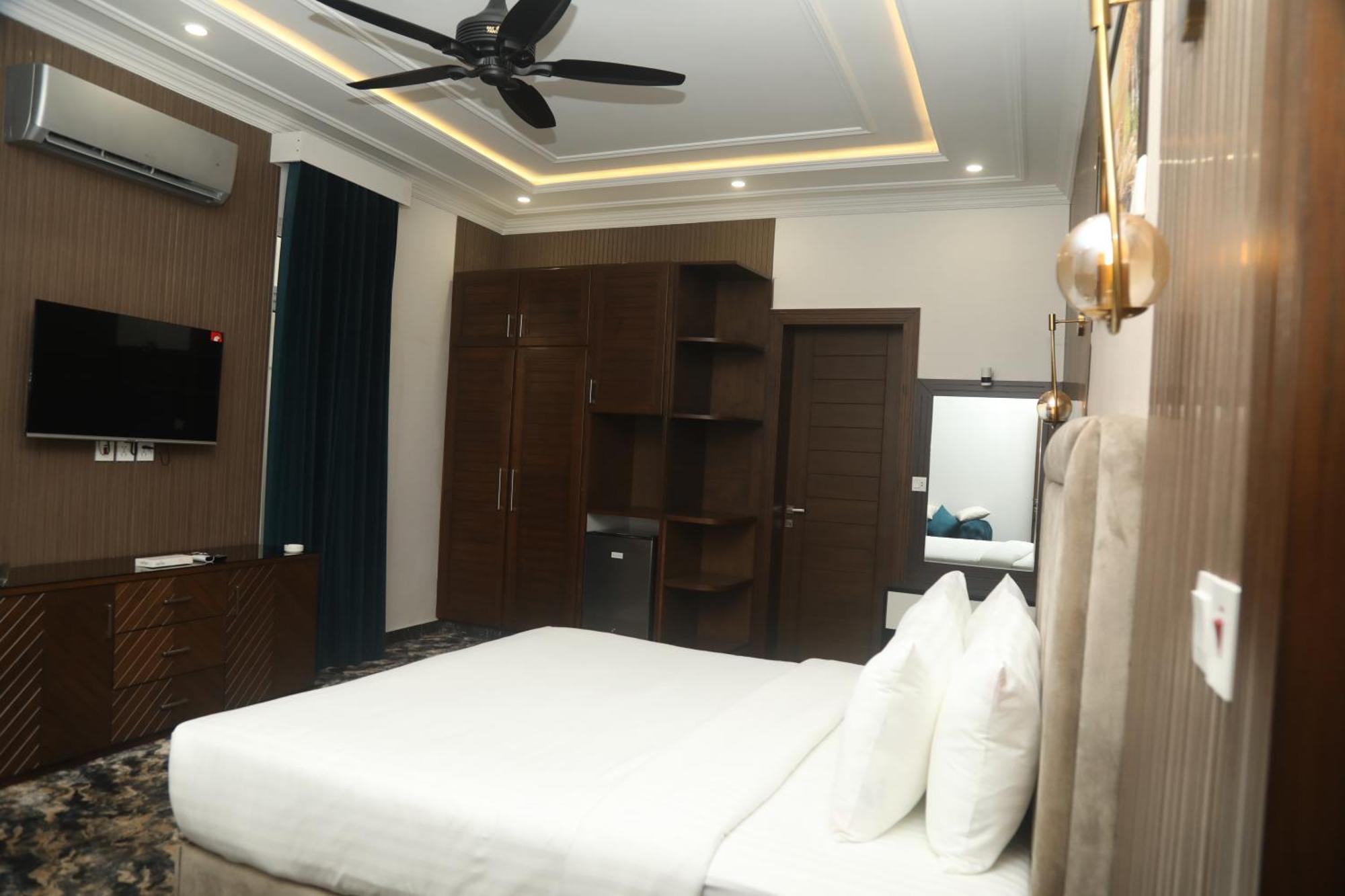 Swarg Hotel Sahiwal Dış mekan fotoğraf